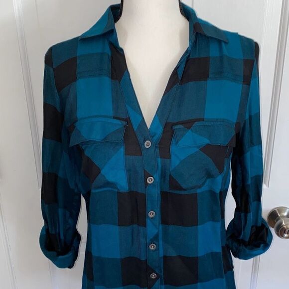 🔥3/$20🔥 New York & Company button up blouse with back crochet cutout size XS - Picture 2 of 10